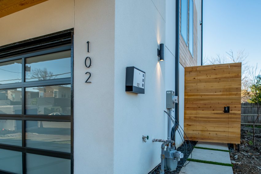 Entry door and unit entrance — Munger Avenue · Dallas