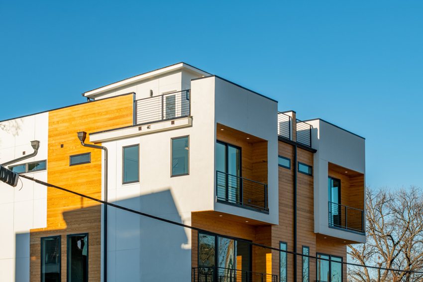 Upper facade and rooftop architecture — Munger Avenue · Dallas