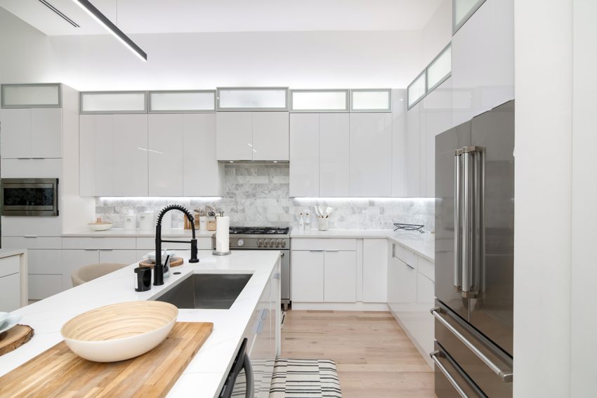 Kitchen island and custom cabinetry — Cowan · Dallas