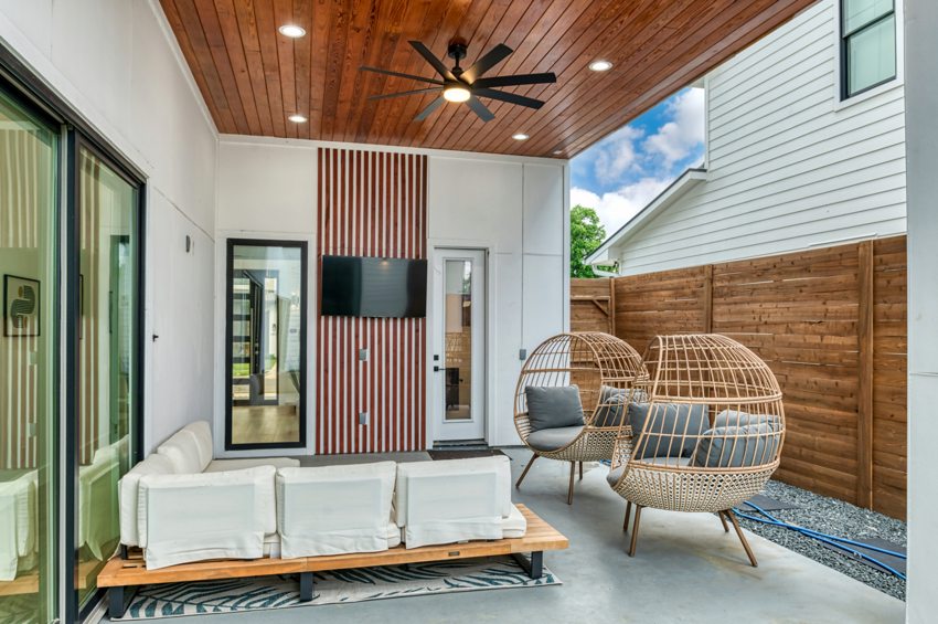 Covered outdoor living space — Cowan · Dallas